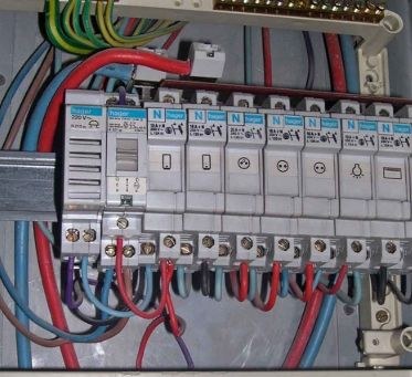 Ancien appareillage et protections d’un tableau électrique