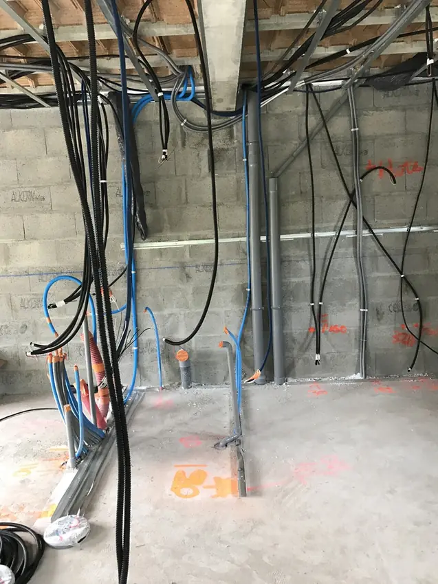 Passage de gaines dans une maison neuve