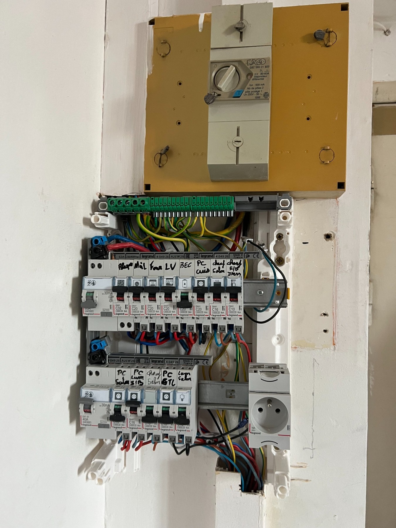 Tableau électrique en cours de rénovation