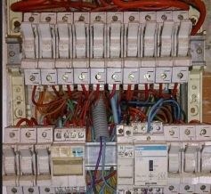 Tableau électrique ayant subi plusieurs modifications